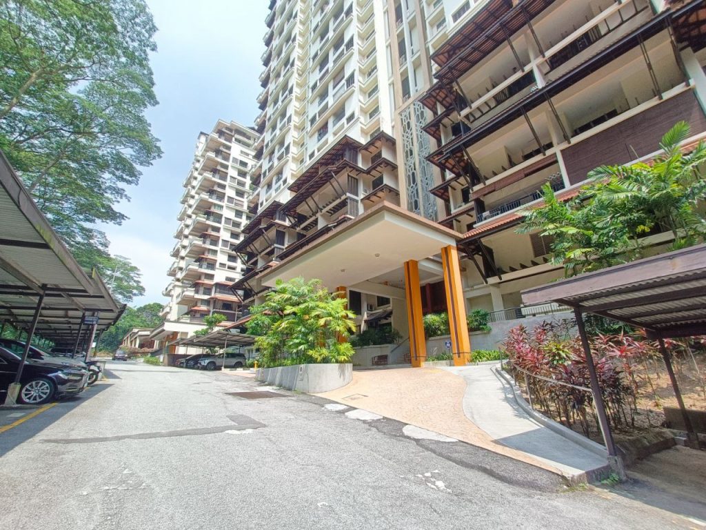 FOR SALE Armanee Condo (Duplex)