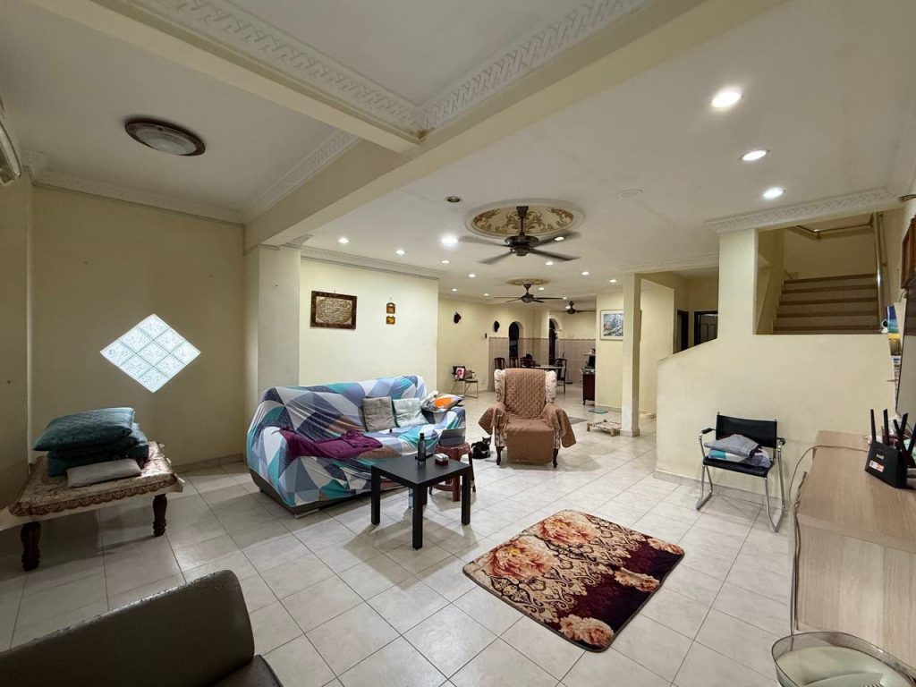 For Sale CORNER LOT Double Storey Semi D, Taman Garing Utama, Rawang