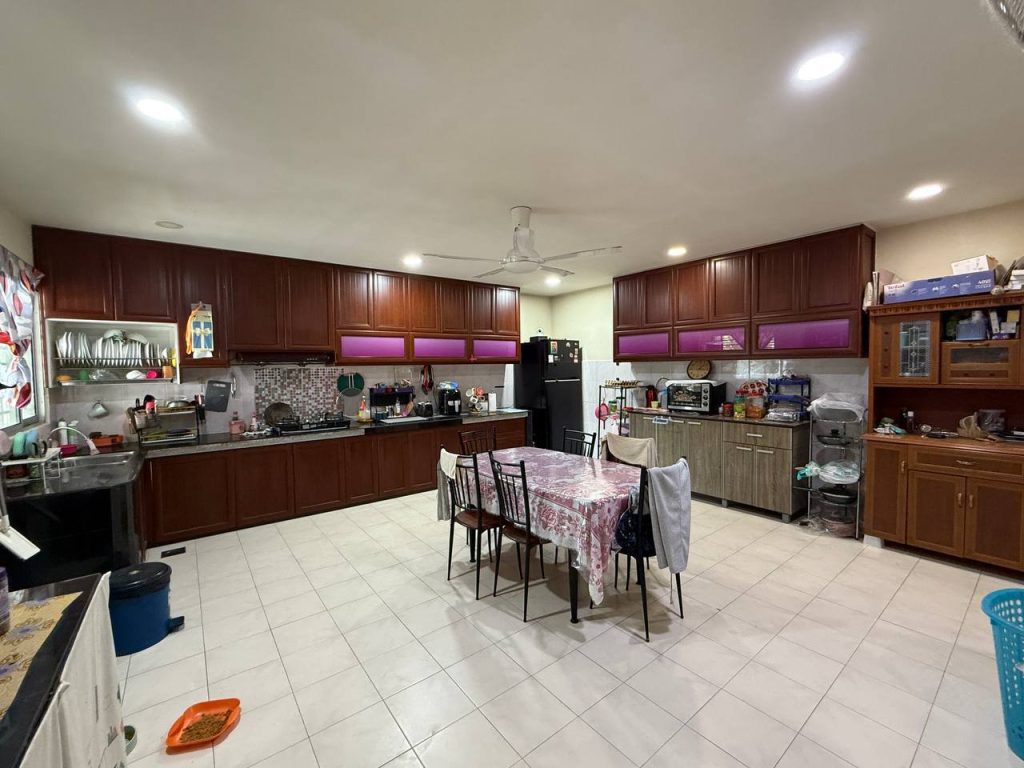 For Sale CORNER LOT Double Storey Semi D, Taman Garing Utama, Rawang