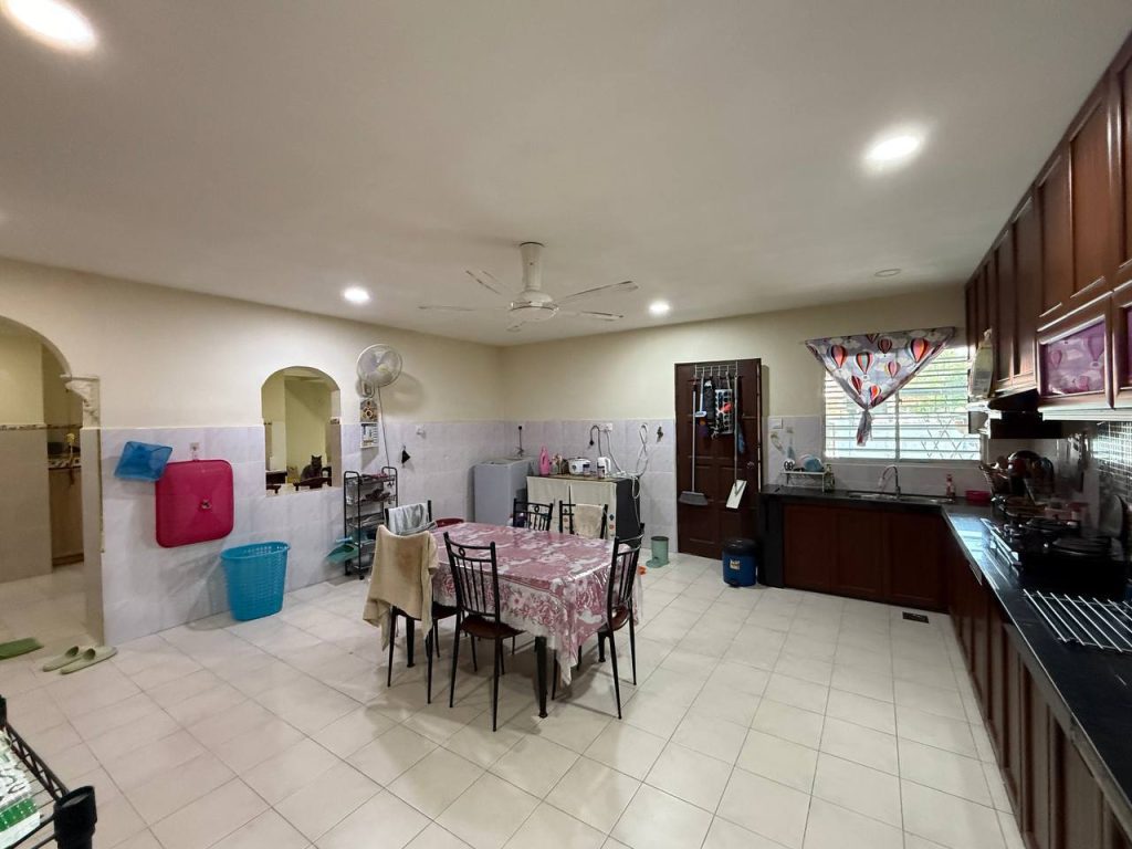 For Sale CORNER LOT Double Storey Semi D, Taman Garing Utama, Rawang